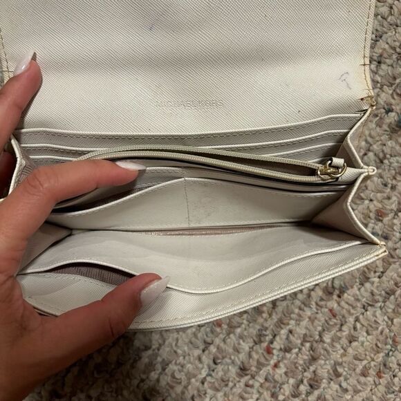 Michael Kors Vanilla/Beige Signature Canvas Fulton Flap Continental Wallet - Picture 4 of 14